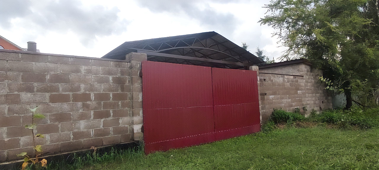 Современный автонавес с крышей из поликарбоната