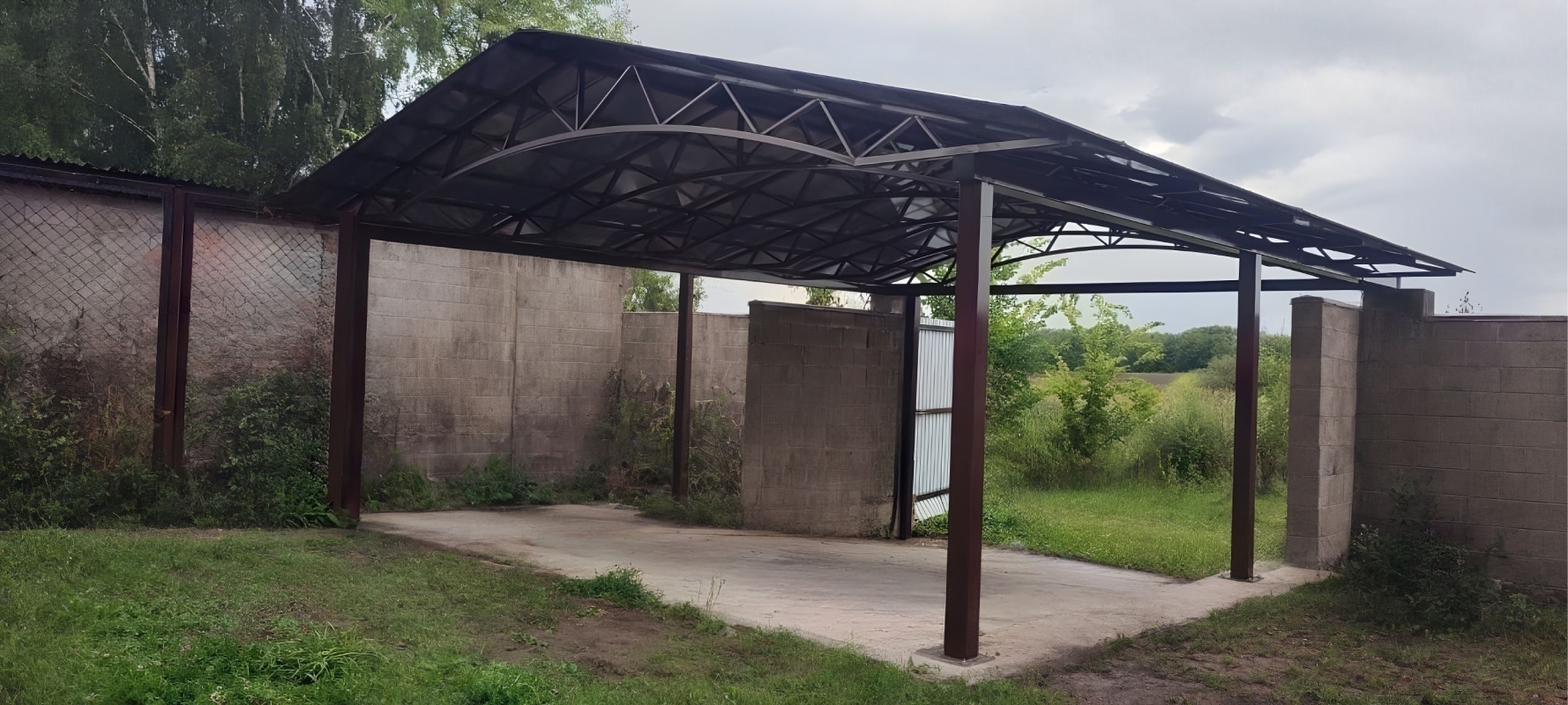 Современный автонавес с крышей из поликарбоната