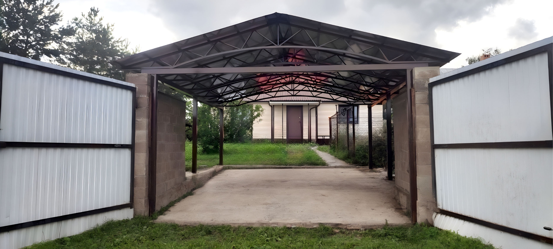 Современный автонавес с крышей из поликарбоната